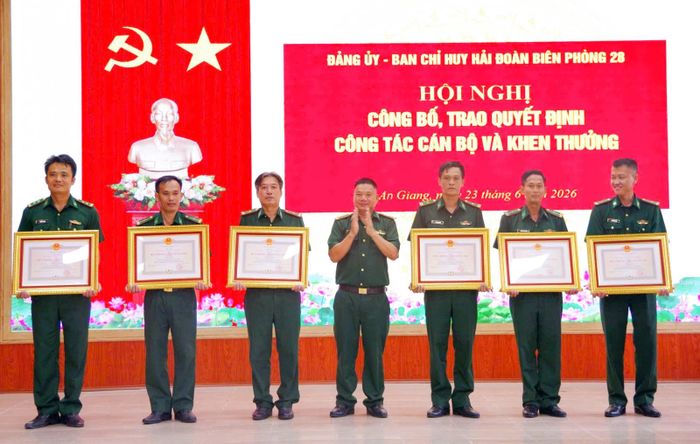 Đại tá Vũ Hữu Khởi, Phó Bí thư Đảng ủy, Hải đoàn trưởng Hải đoàn Biên phòng 28 trao Huy chương Chiến sĩ vẻ vang hạng nhất, nhì cho các cá nhân.