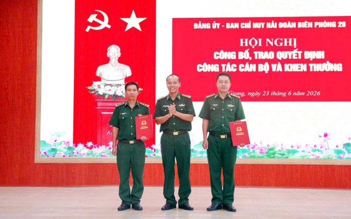 Thượng tá Hoàng Văn Nghiêm, Bí thư Đảng ủy, Chính ủy Hải đoàn Biên phòng 28 trao quyết định nâng lương cho các cá nhân.