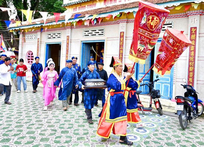 Lễ thỉnh sắc thần tại đình Bình Thủy.