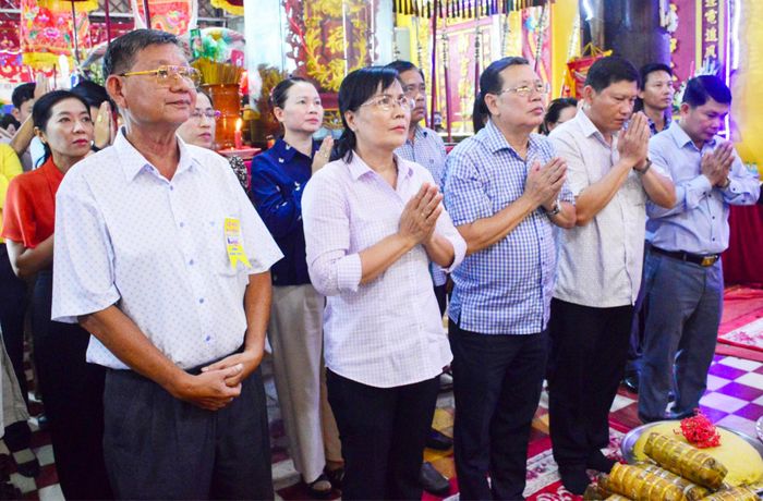 Lãnh đạo xã Bình Mỹ tham dự lễ dâng hương các vị tiền hiền, hậu hiền.