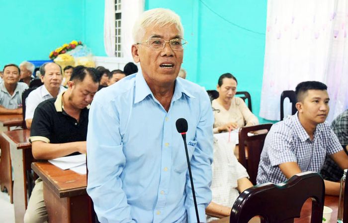 Cử tri xã Bình Hòa nêu kiến nghị tại buổi tiếp xúc cử tri.