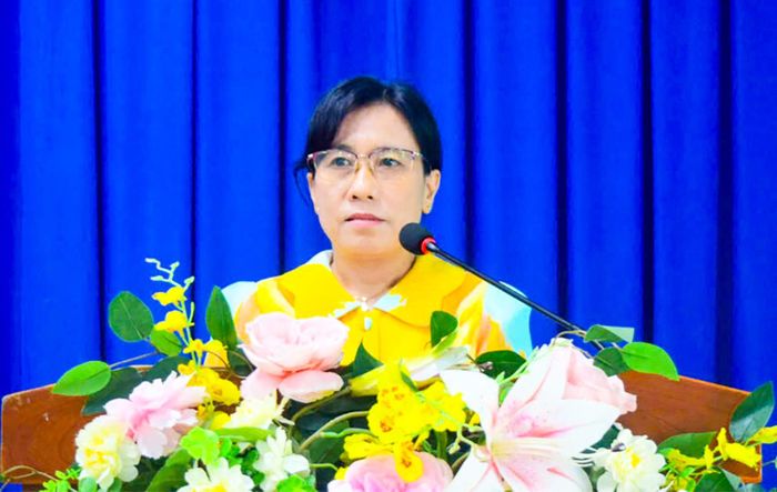 Tỉnh ủy viên, Phó Chủ tịch HĐND tỉnh Đinh Thị Việt Huỳnh phát biểu tại buổi tiếp xúc cử tri xã Bình Hòa.