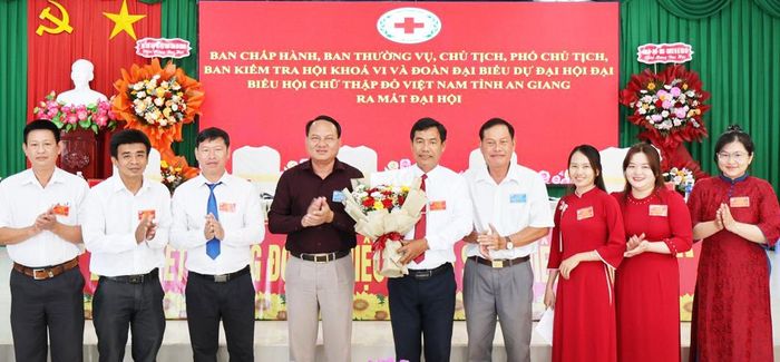 Phó Bí thư Thường trực Đảng ủy, Chủ tịch HĐND xã Tiên Hải Lâm Minh Chiến (thứ tư, từ trái qua) tặng hoa chúc mừng Ban Chấp hành Hội Chữ thập đỏ xã Tiên Hải nhiệm kỳ 2026 - 2031.