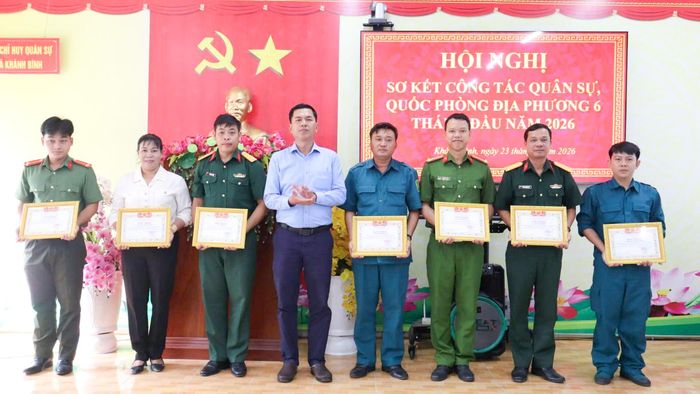 Phó Bí thư Đảng ủy, Chủ tịch UBND xã Tạ Văn Khương trao giấy khen các tập thể, cá nhân có nhiều thành tích trong công tác quân sự, quốc phòng địa phương.