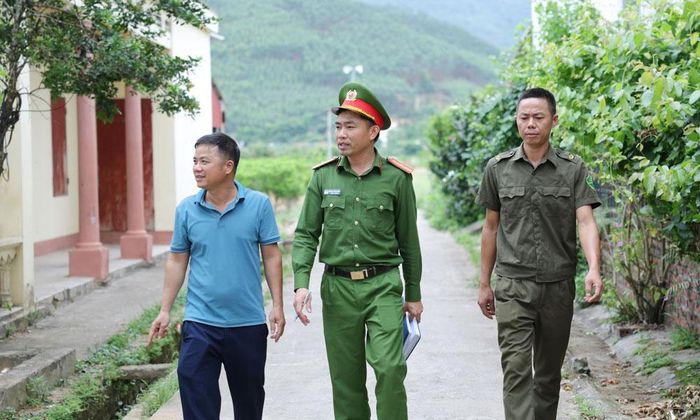  Cán bộ Công an xã Nghĩa Phương phối hợp với lực lượng cơ sở tuần tra địa bàn thôn Tó. 