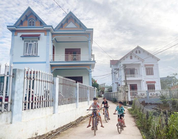 Nhờ nguồn tài chính từ xuất khẩu lao động, nhiều hộ dân xã Dương Hưu xây dựng nhà ở khang trang.
