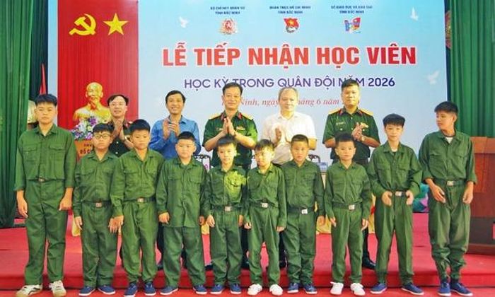 Trung đoàn 833 tiếp nhận các học viên.