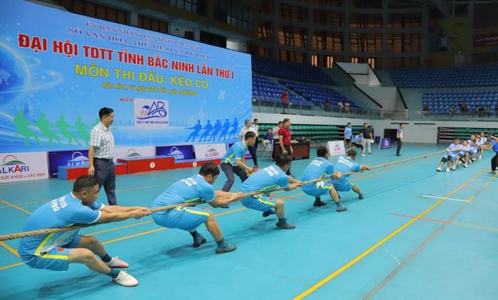  Trận tranh tài giữa đội xã Văn Môn và xã Đông Phú nội dung nam 560 kg. 