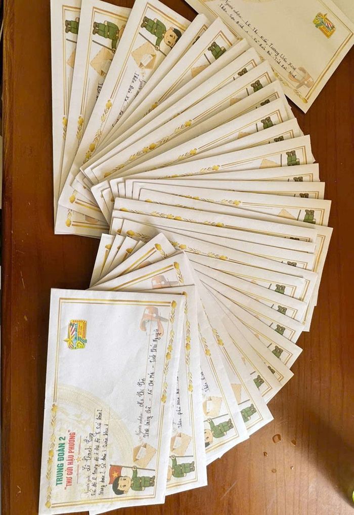  Những lá thư được các chiến sĩ Trung đoàn 2, Sư đoàn 3 Sao Vàng viết gửi về gia đình. 