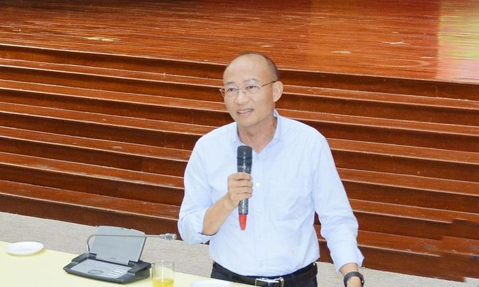 Đồng chí Trần Tuấn Nam, Tỉnh ủy viên, Phó Trưởng Ban Thường trực Ban Tuyên giáo và Dân vận Tỉnh ủy, Phó Trưởng Ban Tổ chức, Trưởng Ban Giám khảo lưu ý một số nội dung tại buổi tổng duyệt.