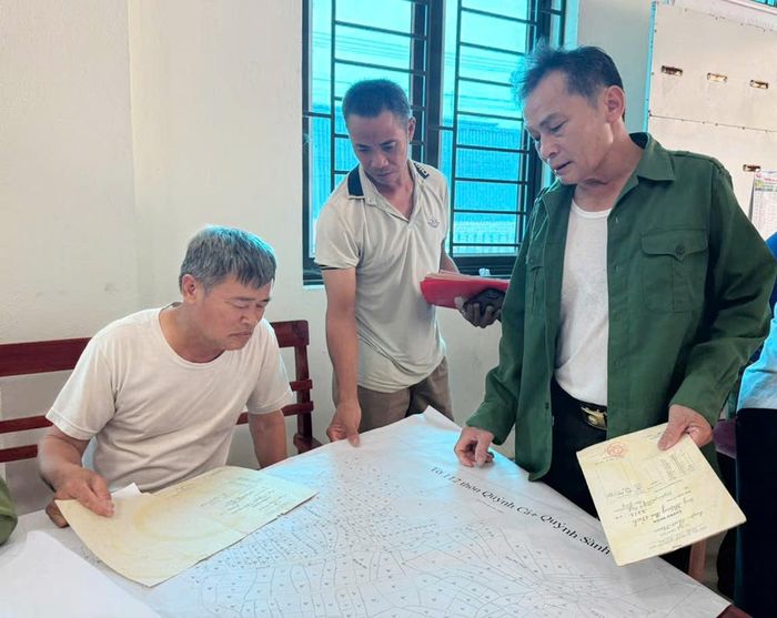  Nhân dân thôn Quỷnh Sành, xã Nghĩa Phương đối chiếu số tờ, số thửa đất trên bản đồ. 