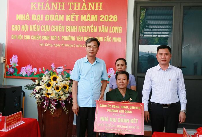  Đảng ủy,UBND,Ủy ban Mặt trận Tổ quốc phường Yên Dũng trao hỗ trợ cho ông Nguyễn Văn Long. 