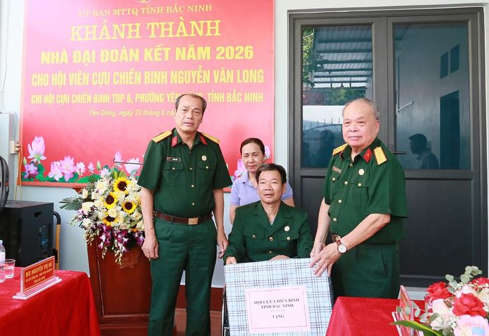  Hội Cựu chiến binh tỉnh trao quà cho ông Nguyễn Văn Long. 