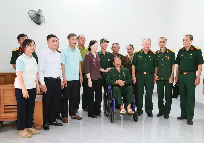 Các đại biểu tham quan nhà Đại đoàn kết của gia đình ông Nguyễn Văn Long. 