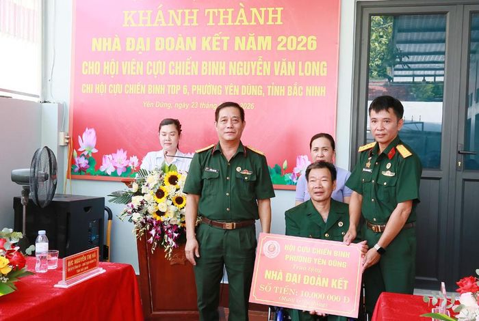  Hội Cựu chiến binh phường Yên Dũng trao hỗ trợ. 