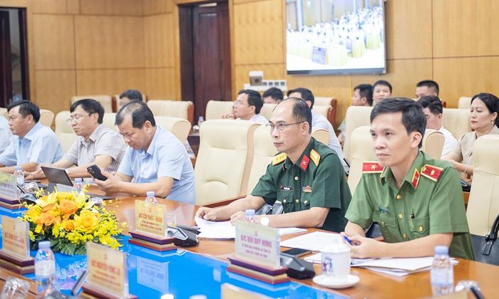  Các đồng chí lãnh đạo tỉnh và các sở, ngành tham dự hội nghị. 