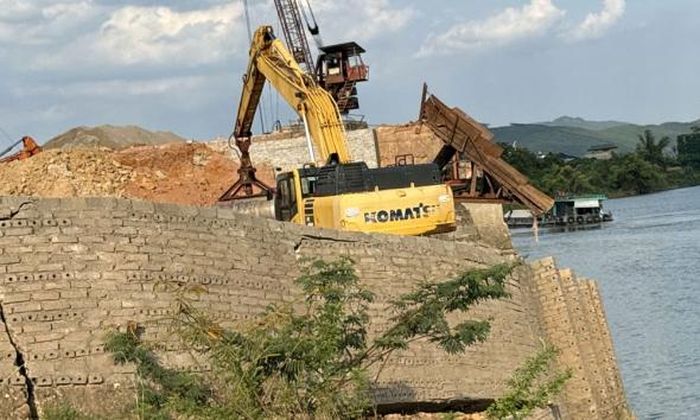 Hộ ông Cao Văn Thủy lấn chiếm hành lang sông tập kết hàng hóa, xây dựng trụ cẩu trái phép.