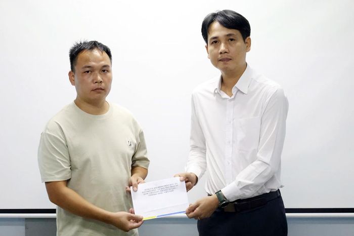  Đại diện lãnh đạo Đảng ủy phường Tự Lạn trao hỗ trợ cho thân nhân đoàn viên Su En. 