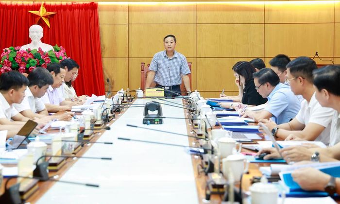 Đồng chí Nguyễn Việt Oanh chủ trì hội nghị.