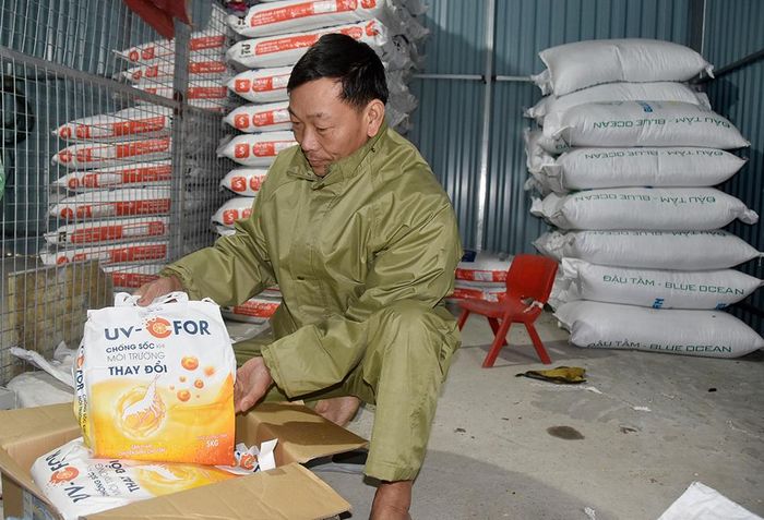 Ông Vũ Văn Chiến, xã Phù Lãng bổ sung chế phẩm sinh học xử lý môi trường nước, tăng sức đề kháng cho các đối tượng cá lồng.