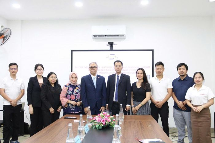 Đại diện đoàn công tác và Trung tâm Hỗ trợ khởi nghiệp đổi mới sáng tạo Đà Nẵng cùng dự buổi làm việc. Ảnh: MINH LÊ