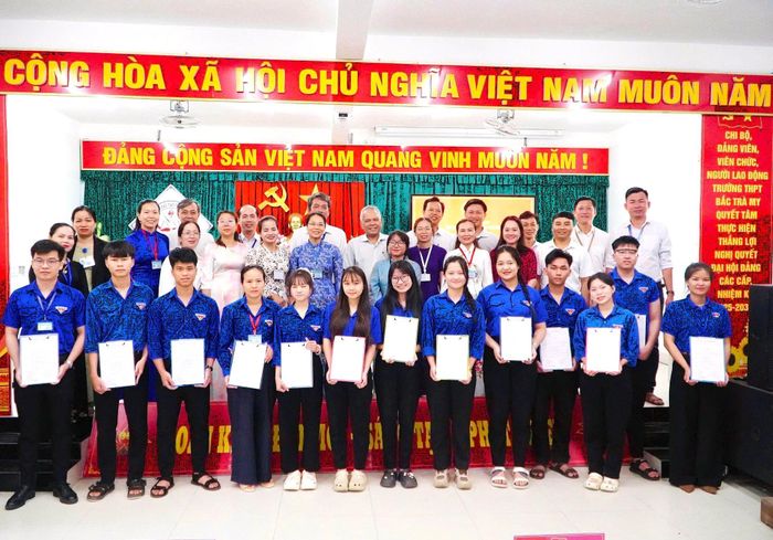 Chi bộ Trường THPT Bắc Trà My kết nạp 13 đảng viên mới nhân dịp kỷ niệm Ngày sinh Chủ tịch Hồ Chí Minh 19/5/2026, trong đó có 10 học sinh và 3 giáo viên. Ảnh: NGUYỄN BÌNH