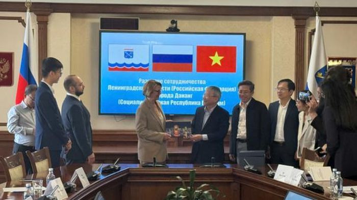 Đồng chí Nguyễn Đức Dũng, Chủ tịch HĐND thành phố tặng quà lưu niệm cho Ủy ban đối ngoại tỉnh Leningrad. Ảnh: Nho Tuấn