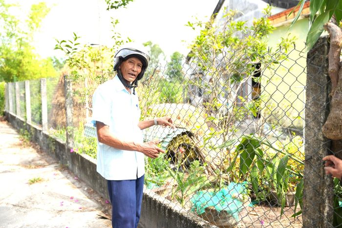 Ông Tráng tích cực vận động người dân hiến đất. Ảnh: NGUYỄN QUỲNH
