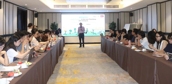 Trung tâm nghiên cứu xây dựng năng lực thích ứng (CAB) và Viện Friedrich Ebert Stiftung (Đức) phối hợp tổ chức chuỗi hoạt động chia sẻ về việc làm xanh, công việc thỏa đáng cho tương lai tại Đà Nẵng. Ảnh: HOÀNG HIỆP