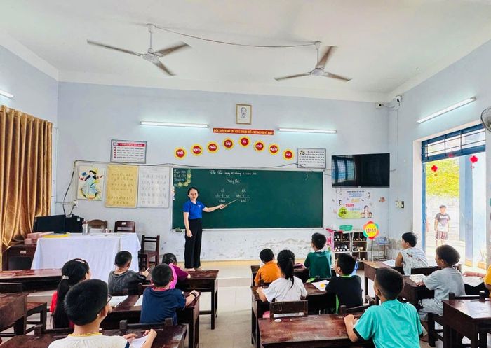 Giáo viên hỗ trợ kiến thức cho các em học sinh tham gia mô hình “Lớp học yêu thương”. Ảnh: H.V