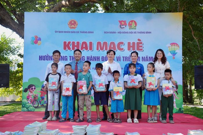 Trao tặng sách giáo khoa cho học sinh khó khăn. Ảnh: MẾN NGUYỄN