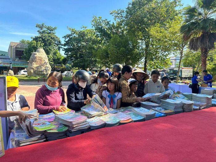Đông đảo phụ huynh, học sinh tham gia chương trình tặng sách. Ảnh: MẾN NGUYỄN
