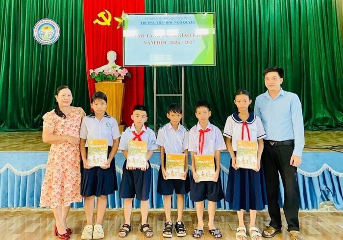 Trường Tiểu học Ngô Quyền trao tặng sách giáo khoa cho học sinh. Ảnh: MN