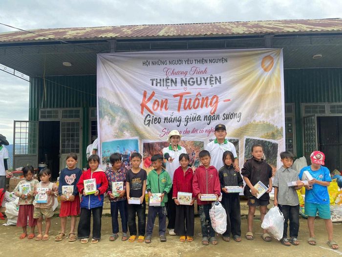 Hội những người yêu thiện nguyện Điện Bàn tặng vở mới cho học sinh vùng cao. Ảnh: MN