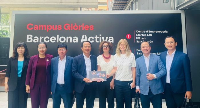Lãnh đạo thành phố tặng quà lưu niệm cho các đơn vị Vùng Catalonia. Ảnh: D.H