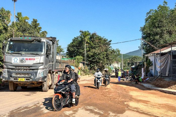 Các địa phương mới bàn giao khoảng 22,63km mặt bằng, đạt gần 72% chiều dài toàn tuyến dự án Liên kết vùng miền Trung. Ảnh: T.CÔNG