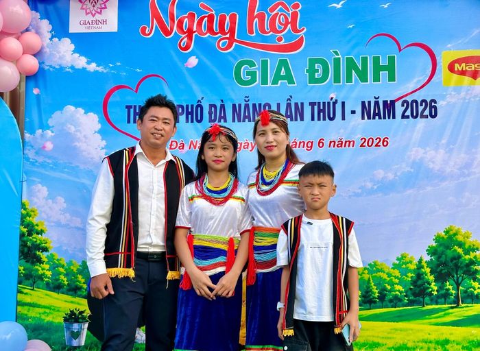 Một gia đình người Co ở xã Trà Liên ghi lại khoảnh khắc tại ngày hội. Ảnh: ALĂNG NGƯỚC
