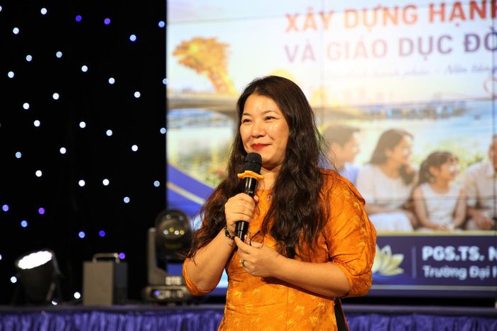 PGS.TS Nguyễn Thị Trâm Anh, Trường Đại học Sư phạm Đà Nẵng chia sẻ câu chuyện về xây dựng gia đình hạnh phúc. Ảnh: ALĂNG NGƯỚC