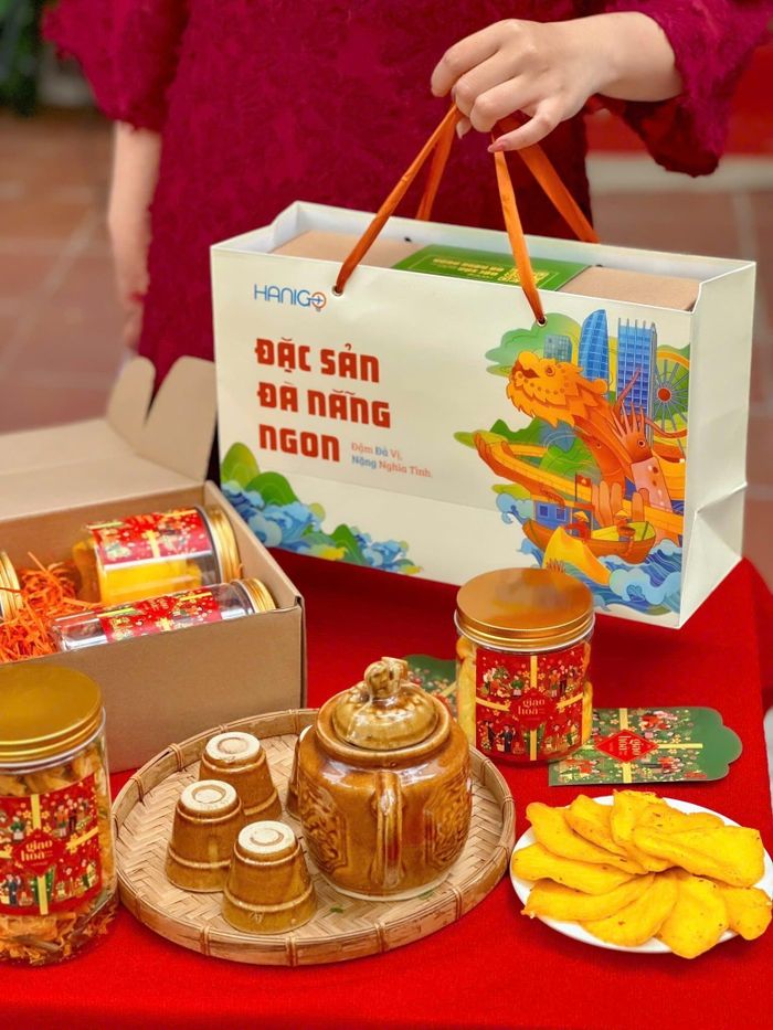 Thiết kế bao bì, đóng gói nhỏ gọn phù hợp với nhu cầu quà tặng đang trở thành yếu tố quan trọng giúp đặc sản tiếp cận khách hàng. Ảnh: HOÀNG LINH