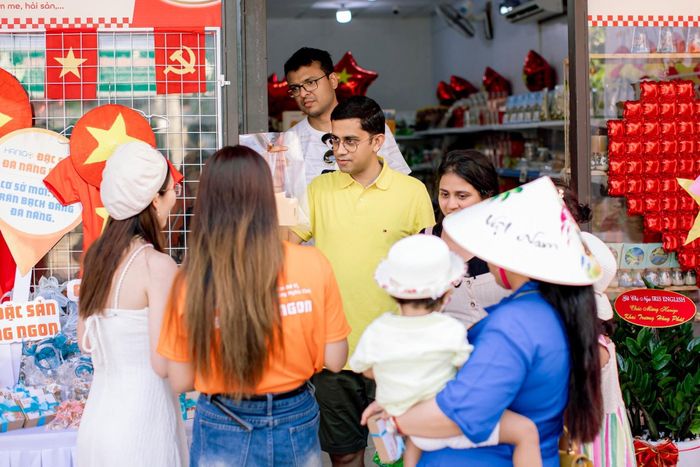 Đặc sản địa phương ngày càng được nhiều du khách lựa chọn làm quà tặng sau mỗi chuyến du lịch đến Đà Nẵng. Ảnh: HOÀNG LINH