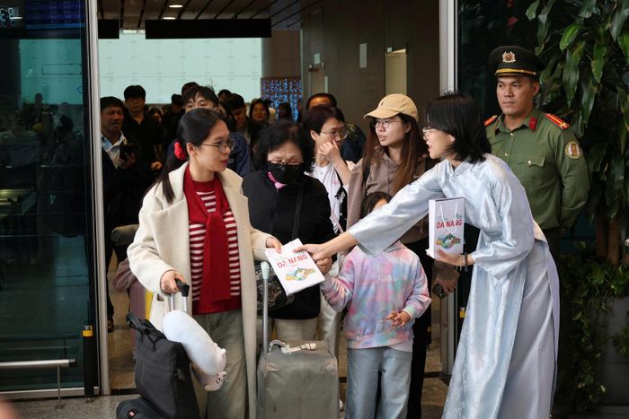 Du khách đến Đà Nẵng được chào đón thân thiện ngay tại sân bay. Ảnh: NGỌC HÀ