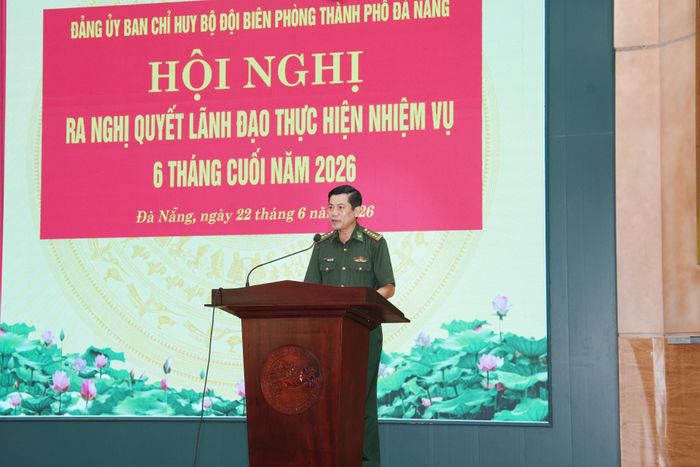 Đại tá Hoàng Văn Mẫn, Bí thư Đảng ủy, Chính ủy Ban Chỉ huy Bộ đội Biên phòng thành phố phát biểu chỉ đạo hội nghị. Ảnh: HUỲNH CHÍN