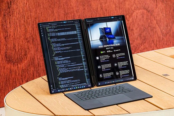 ROG Zephyrus Duo (2026) là một sản phẩm độc đáo khi trở thành chiếc laptop gaming đầu tiên trên thế giới sở hữu hai màn hình kích thước 16 inch ngay trong một thân máy tiêu chuẩn.
