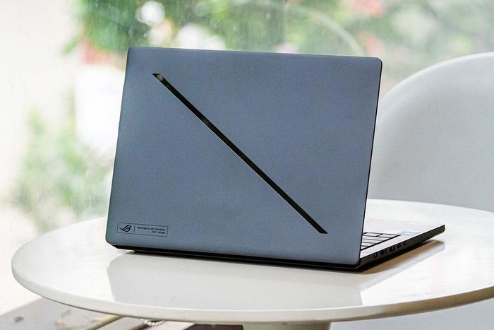 Dải Splash Lighting đặc trưng của ROG Zephyrus nay cũng được nâng cấp toàn diện với 35 vùng LED.