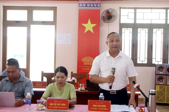 Bí thư Đảng ủy xã Bến Hiên Đinh Văn Hươm báo cáo tại buổi làm việc. Ảnh: TRỌNG HUY