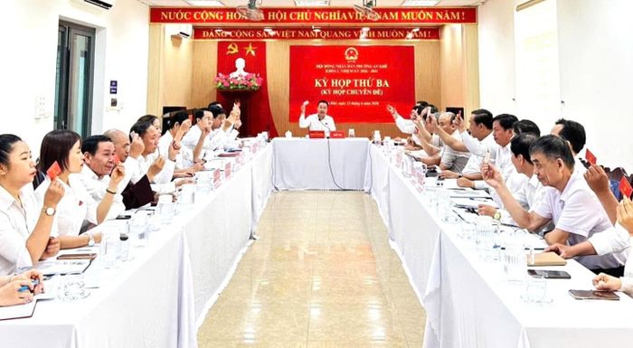 Các đại biểu HĐND phường An Khê biểu quyết tại kỳ họp. Ảnh: NGỌC HÀ