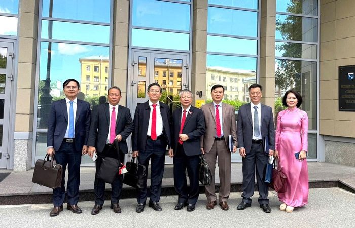 Đoàn công tác thành phố Đà Nẵng chụp ảnh lưu niệm. Ảnh: NHO TUẤN