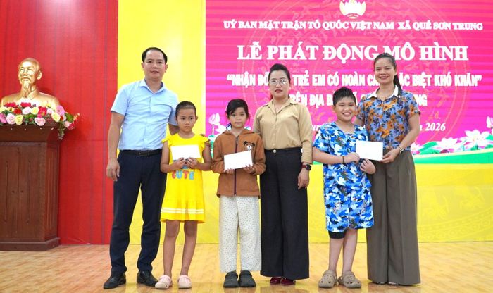 Lãnh đạo các đơn vị trao hỗ trợ cho học sinh nhận đỡ đầu. Ảnh: N.ĐOAN