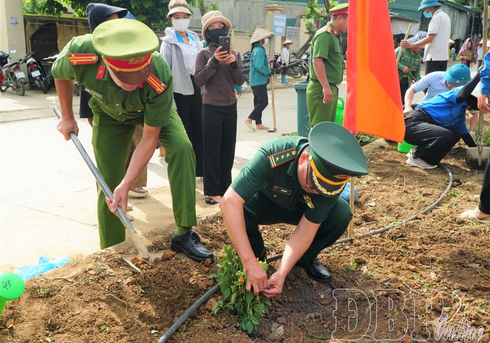 Cán bộ, chiến sĩ, lực lượng vũ trang tham gia trồng hoa.
