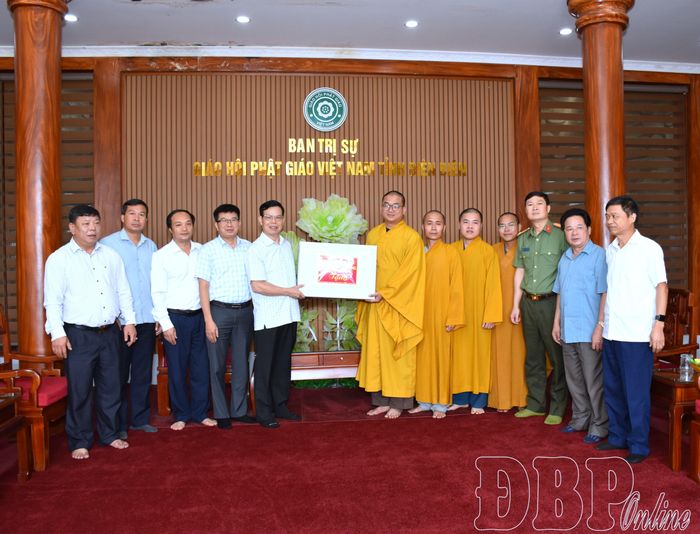 Phó Trưởng Ban Tuyên giáo và Dân vận Trung ương Triệu Tài Vinh tặng quà Ban Trị sự Giáo hội Phật giáo Việt Nam tỉnh.